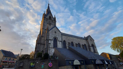 Église Saint-Hubert de Redu avec bâtiments et commerces du village