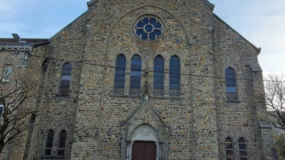 Vue frontale de l’église Saint-François à Bastogne depuis la rue