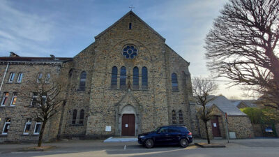 Église Saint-François à Bastogne avec parvis et arbres environnants